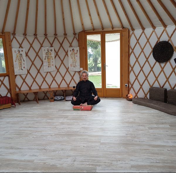Intérieur de la yourte dojo du Centre Le Gourg à Espezel